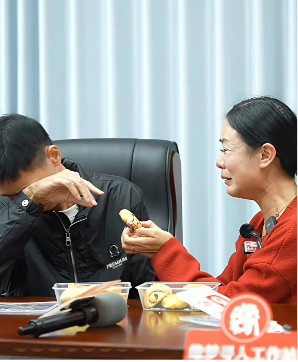 Li Lin offers her brother Li Xin some bread at their emotional reunion. Photo: mp.weixin.qq.com Li Lin offers her brother Li Xin some bread at their emotional reunion. Photo: mp.weixin.qq.com