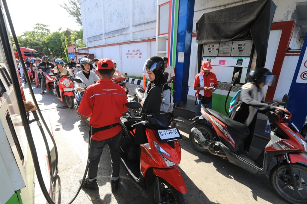 Motorcyclists queue to fill their tanks with fuel at a petrol station in Banda Aceh, Indonesia, on Tuesday. Photo: EPA Motorcyclists queue to fill their tanks with fuel at a petrol station in Banda Aceh, Indonesia, on Tuesday. Photo: EPA