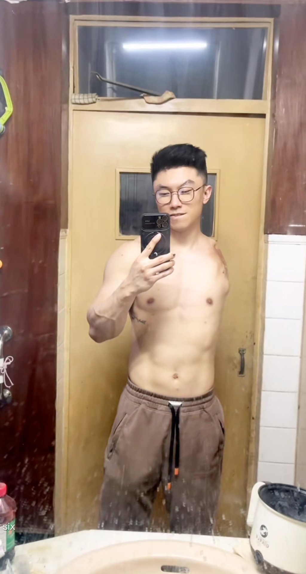 Disabled former athlete, Liu Xinju, above, takes a photograph of himself in a mirror. Photo: Douyin Disabled former athlete, Liu Xinju, above, takes a photograph of himself in a mirror. Photo: Douyin