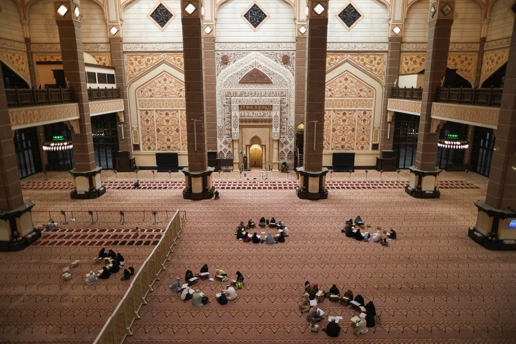 Muslims recite the Quran during the holy fasting month of Ramadan at Putra Mosque in Putrajaya, Malaysia, on February 18. Photo: Reuters Muslims recite the Quran during the holy fasting month of Ramadan at Putra Mosque in Putrajaya, Malaysia, on February 18. Photo: Reuters