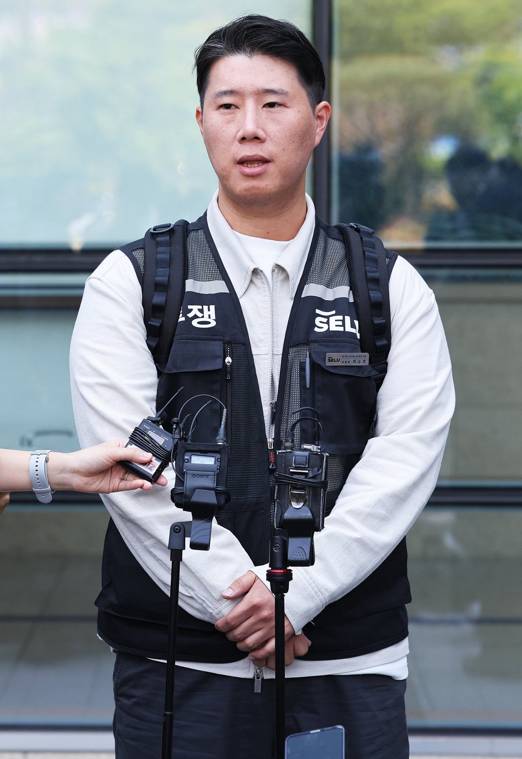 Choi Seung-ho, head of Samsung Electronics’ largest labour union, meets the press at a district court in Suwon, South Korea, on Wednesday. Photo: EPA Choi Seung-ho, head of Samsung Electronics’ largest labour union, meets the press at a district court in Suwon, South Korea, on Wednesday. Photo: EPA