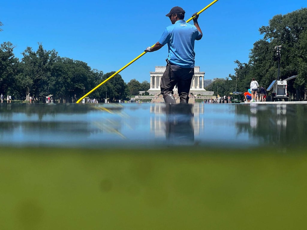 A National Park Service employee uses a vacuum pump to clean algae off the bottom of the newly repainted Lincoln Memorial Reflecting Pool in Washington on Tuesday. Photo: AFP A National Park Service employee uses a vacuum pump to clean algae off the bottom of the newly repainted Lincoln Memorial Reflecting Pool in Washington on Tuesday. Photo: AFP