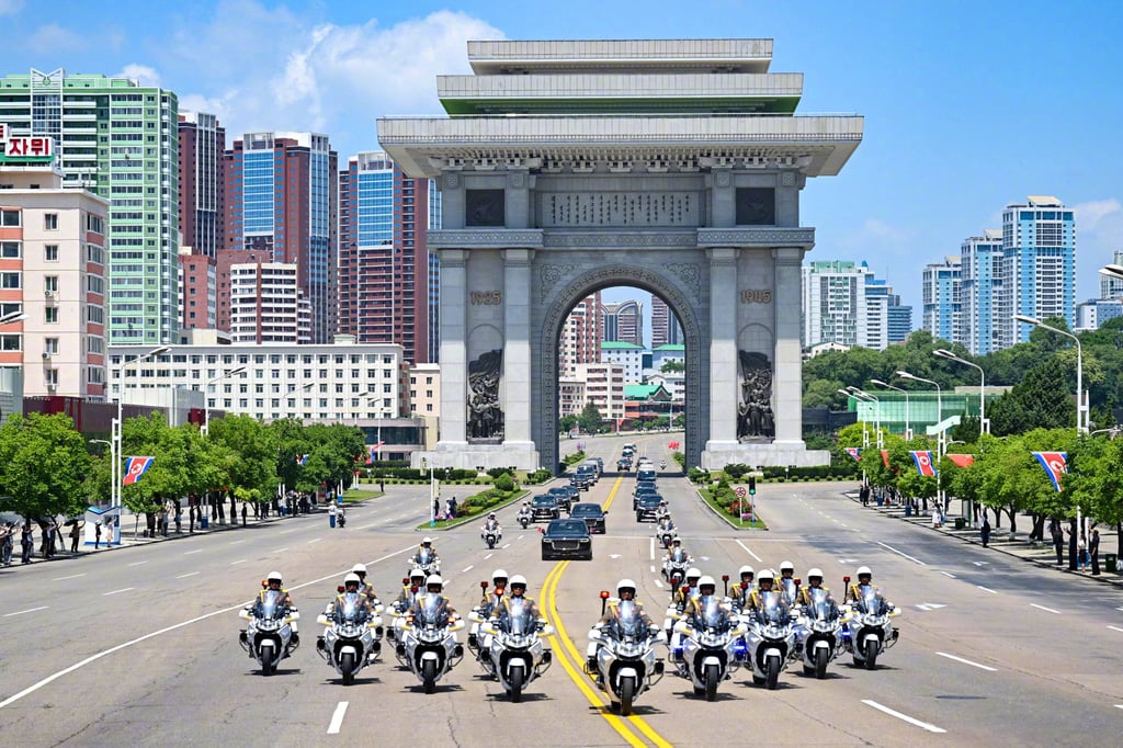Xi’s motorcade is escorted through the streets of the North Korean capital. Photo: Xinhua Xi’s motorcade is escorted through the streets of the North Korean capital. Photo: Xinhua