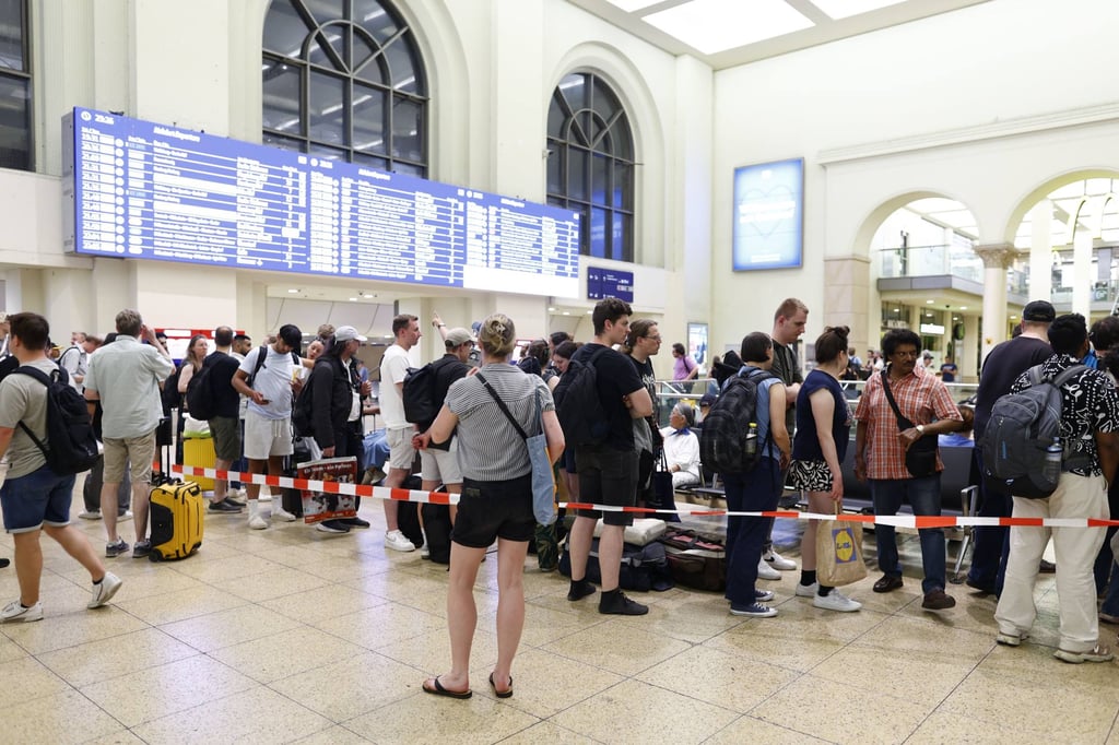 Passengers gather at Hanover railway station after train services were disrupted nationwide in Germany on Tuesday. Photo: dpa Passengers gather at Hanover railway station after train services were disrupted nationwide in Germany on Tuesday. Photo: dpa