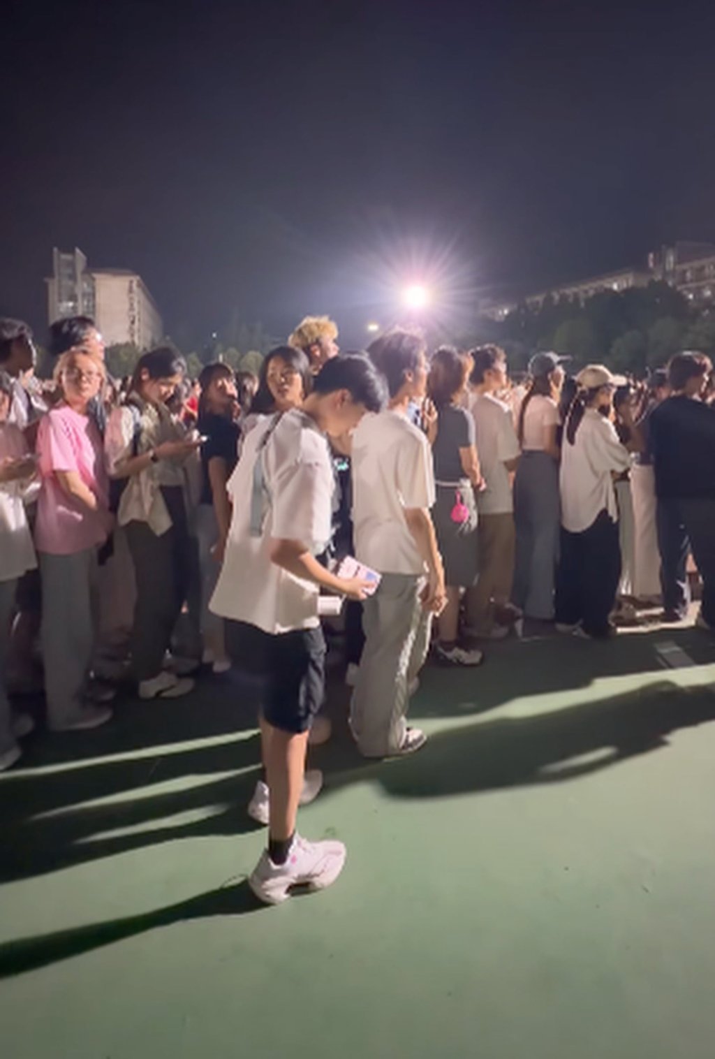 Moved by the boy’s heartfelt appeal, students eagerly handed over their used plastic bottles and formed long queues to buy slippers from the family. Photo: Douyin