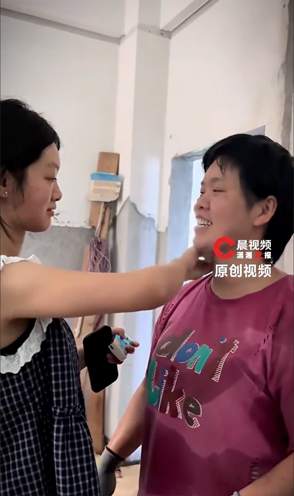 Wanting to ease her mother’s burden, Yuanyuan carried bricks on her back to earn money for her upcoming university tuition. Photo: Baidu Wanting to ease her mother’s burden, Yuanyuan carried bricks on her back to earn money for her upcoming university tuition. Photo: Baidu
