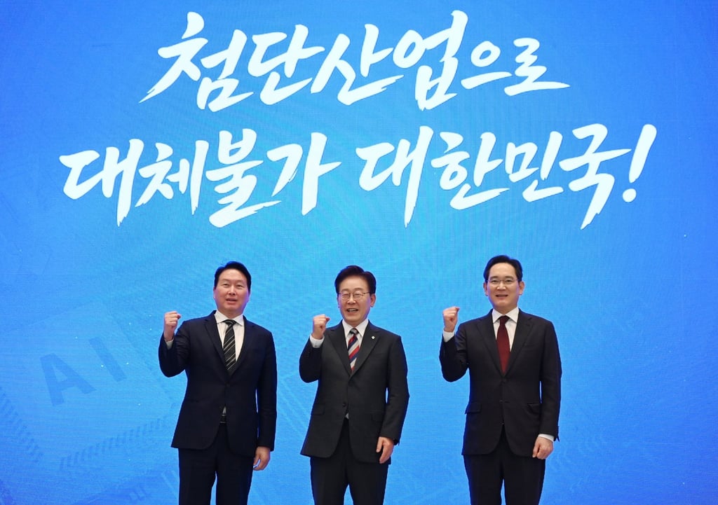 South Korean President Lee Jae Myung (centre), Samsung Electronics chairman Lee Jae-yong (right) and SK Group chairman Chey Tae-won (left) attend a briefing announcing three government mega-projects at the Blue House in Seoul, South Korea, on June 29. Photo: EPA South Korean President Lee Jae Myung (centre), Samsung Electronics chairman Lee Jae-yong (right) and SK Group chairman Chey Tae-won (left) attend a briefing announcing three government mega-projects at the Blue House in Seoul, South Korea, on June 29. Photo: EPA