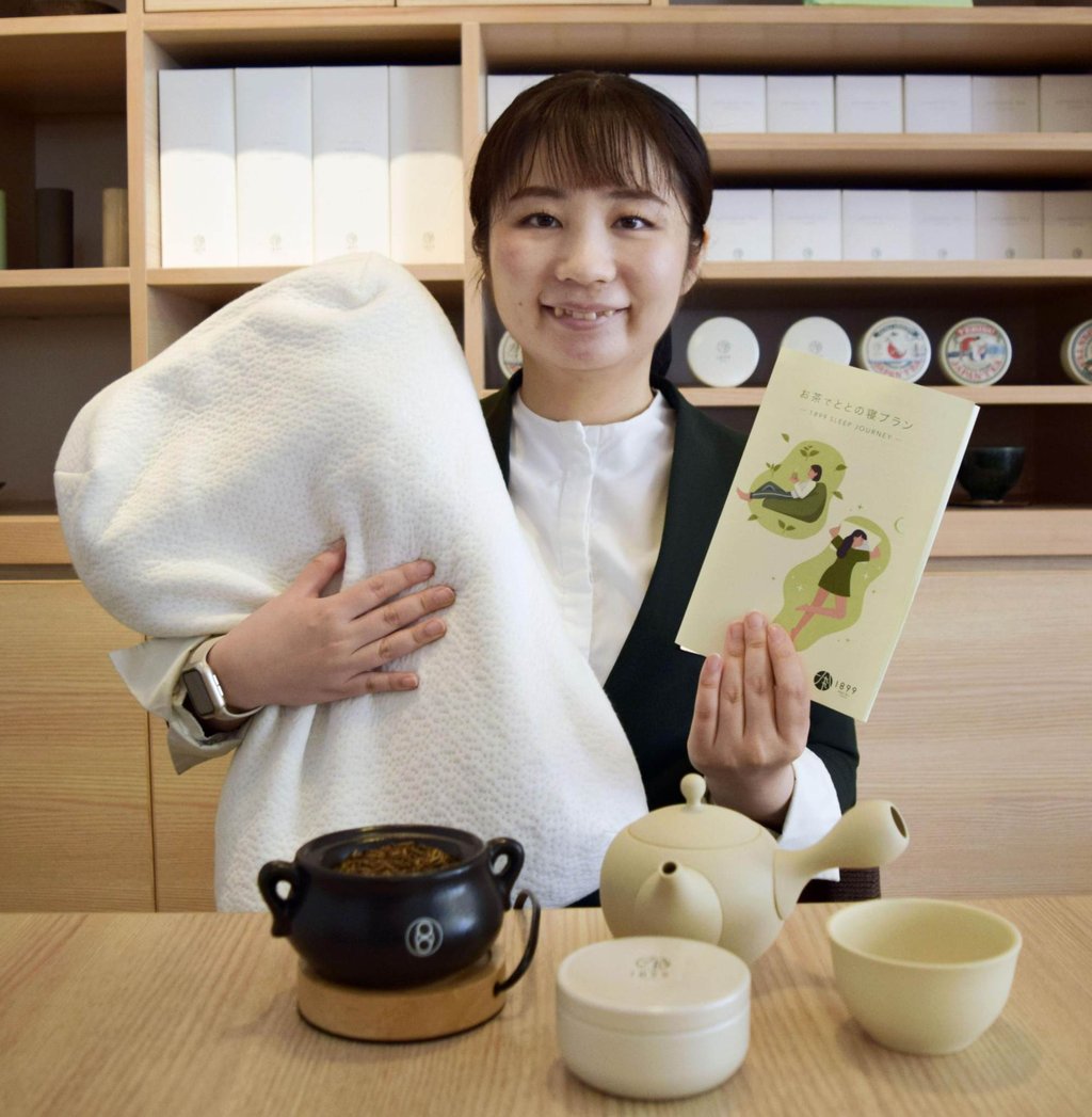 Hotel 1899 Tokyo’s Yuiko Ogawa holds a leaflet and a high-performance pillow used for its totono-ne sleep plan in Tokyo in July. Photo: Kyodo Hotel 1899 Tokyo’s Yuiko Ogawa holds a leaflet and a high-performance pillow used for its totono-ne sleep plan in Tokyo in July. Photo: Kyodo